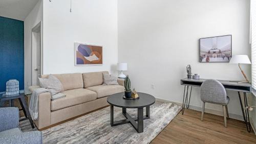 Waller Apartment | Landing Stunning 3BD Pool Gym