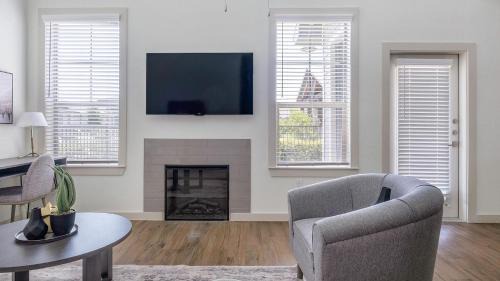 Waller Apartment | Landing Stunning 3BD Pool Gym