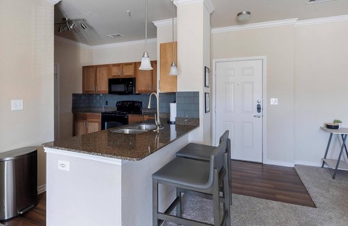 South Arlington Apartment | Landing | Stunning 2BD, Pool, Gym