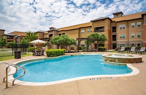 South Arlington Apartment | Landing | Stunning 2BD, Pool, Gym
