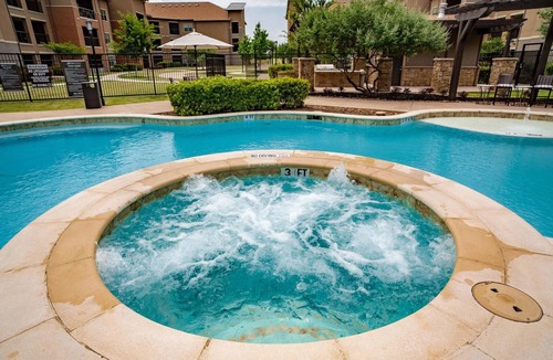 South Arlington Apartment | Landing | Stunning 2BD, Pool, Gym