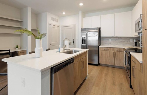 Celina Apartment | Landing | Stylish 1BD, Courtyard, Gym