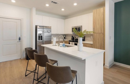 Celina Apartment | Landing | Stylish 1BD, Courtyard, Gym