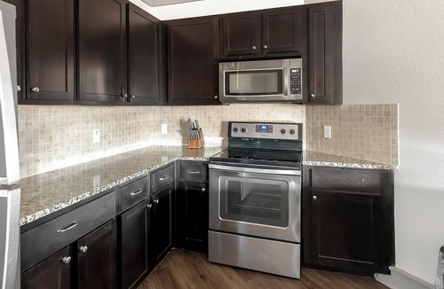George Bush Park/Eldridge Apartment | Landing | Stylish 1BD, Pool, Gym