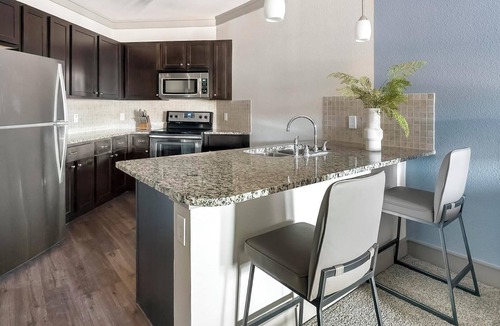 George Bush Park/Eldridge Apartment | Landing | Stylish 1BD, Pool, Gym