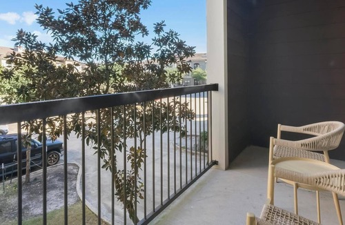 George Bush Park/Eldridge Apartment | Landing | Stylish 1BD, Pool, Gym