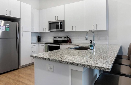 North Kansas City Apartment | Landing | Stylish 1BD, Yoga Studio, Courtyard
