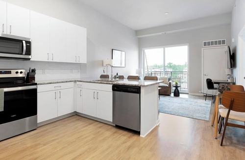 North Kansas City Apartment | Landing | Stylish 1BD, Yoga Studio, Courtyard