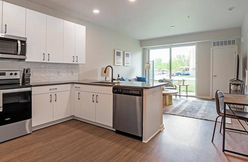 North Kansas City Apartment | Landing | Stylish 1BD, Courtyard, Yoga Studio