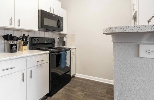 Medical Center District Apartment | Landing | Stylish 1BD, Pool, Gym