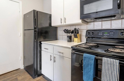 Medical Center District Apartment | Landing | Stylish 1BD, Pool, Gym