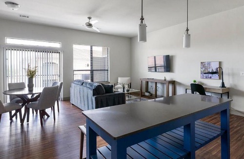 Spring Apartment | Landing Stylish 1BD Gym