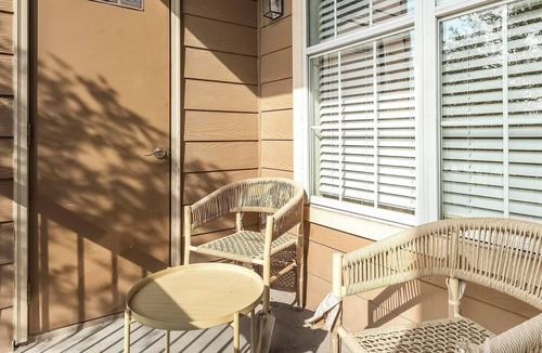 Barker Apartment | Landing | Stylish 2BD, Clubhouse, Gym