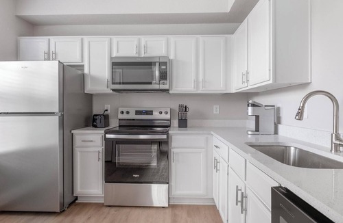 Barker Apartment | Landing | Stylish 2BD, Clubhouse