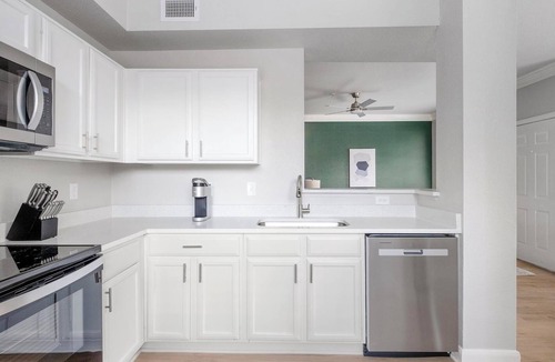 Barker Apartment | Landing | Stylish 2BD, Clubhouse