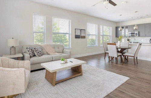 Old East Dallas Apartment | Landing | Stylish 2BD, Gym, Clubhouse
