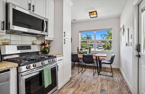 Lantana House | Lantana Beach House-5 mins to Beach- KING BD/Hot Tub/Pool/Fire Pit/Gym/Mini Putt