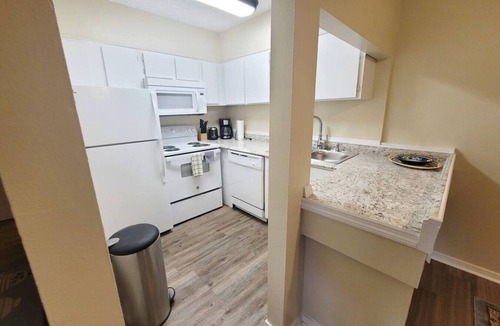 Gainesville Apartment | Large 1 BR Condo - Next to Oaks Mall and Hospital