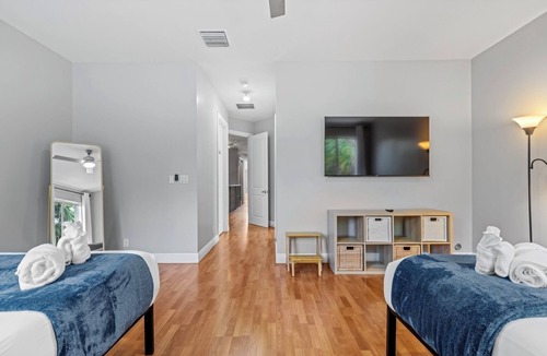 Tarpon River House | Large and modern house in Fort Lauderdale with hot tub!
