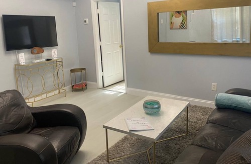 Little Haiti House | Large cozy home - Sleeps 6 - Near wynwood/dsgn dis
