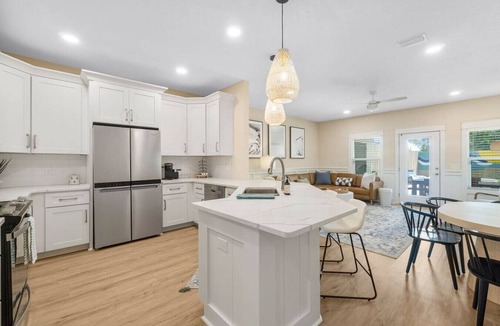 Laguna Beach House | Large Home~Short Walk to Beach+Saltwater Pool l Sleeps 24