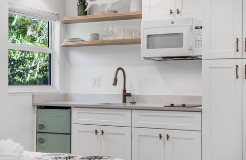 Sanibel Hotel | Large King Bedroom in the heart of Sanibel