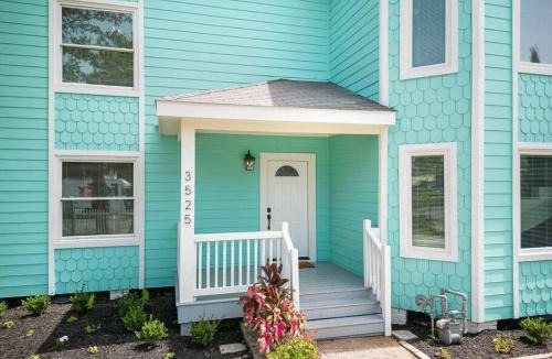 Galveston House | Large Luxurious Centrally Located Home with a Pool