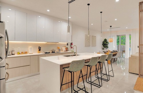 Middle River Terrace House | Las Olas-8 BD with Two HTD Pool-Jacuzzi-BBQ-Games