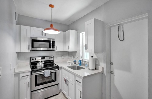 Victoria Park Apartment | Las Olas Art Deco Oasis, Great Location