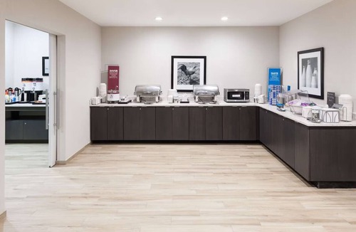 Downtown Fort Lauderdale Hotel | Las Olas Getaway | Free Breakfast | Outdoor Pool | Close Port Everglades - 3 mi