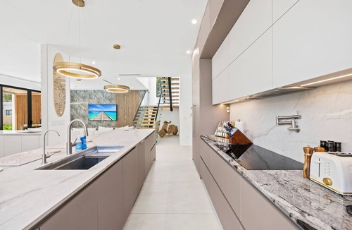 Victoria Park House | Las Olas nights, beach days — right at your door!