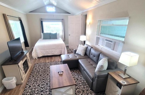 Leesburg Apartment | Lazy Oaks Resort Cottages