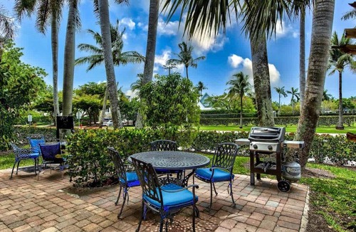 Old Naples House | Le Monaco - 1 BR Romantic Condo! Getaway Steps from 5th Ave S Stylish Coastal Retreat with King Bed Beach Access and Prime Location, Near Dining Shopping and Sunset Views!