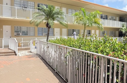 Hallandale Beach Condo | Lil Vacays 2 Queen Room Walk to Beach