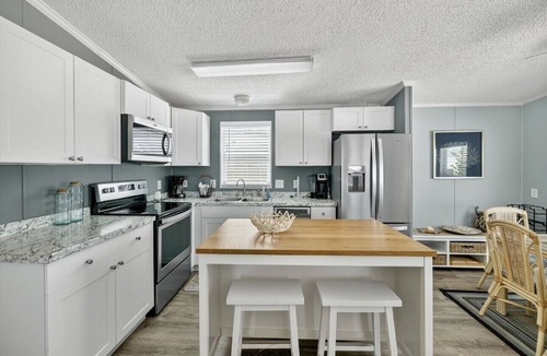 Hutchinson Island South Cottage | Limited-Time Spring & Summer Deals: Dog-Friendly 2BR Beach Getaway