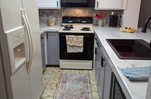Gulf Gate Estates Apartment | Literally 3 mins from Siesta with its number 1 beaches! Location! Location!