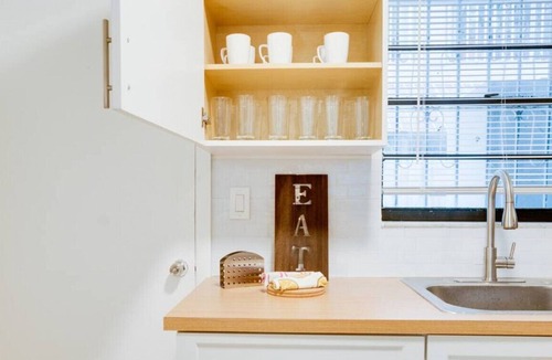 East Little Havana Apartment | Little Havana 2 BR/ 1 BA Apt Nearby restaurants!