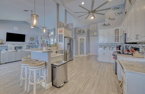 Caloosahatchee Villa | Loaded! Sleeps 12! Gulf Access Smart TVS Kayaks Bikes Beach/Fish Gear Dog OK!