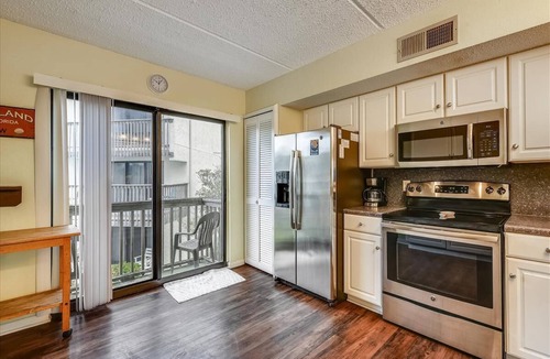 St. George Island Condo | Located right on the beachfront, this beautiful well-appointed Villa offers you fabulous views.