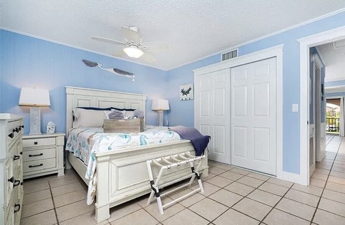 Englewood Condo | Location can’t be beat! Sit back, relax and enjoy the view !