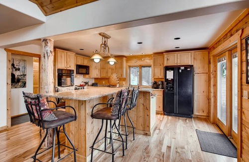 Alma Cabin | Log Home, Hot Tub & Pool Table, Sleeps 8, 25 mi to Breckenridge