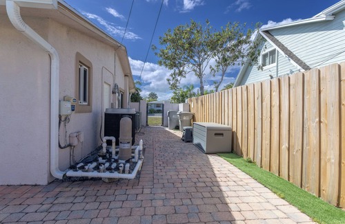 Pompano Beach Villa | Long Stay-5 BR/3 BA House- 4 Min to Beach with 45FT salt pool