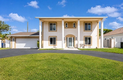 Pompano Beach Villa | Long Stay-5 BR/3 BA House- 4 Min to Beach with 45FT salt pool
