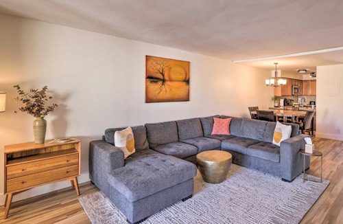South Scottsdale House | Lounge Poolside: Resort Condo 1 Mi to Old Town!