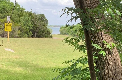 Lake Whitney Cabin | Lovely 1-bedroom cabin with AC in charming Clifton on Lake Whitney. Pool, HotTub