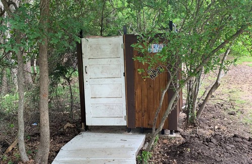Lake Whitney Cabin | Lovely 1-bedroom cabin with AC in charming Clifton on Lake Whitney. Pool, HotTub
