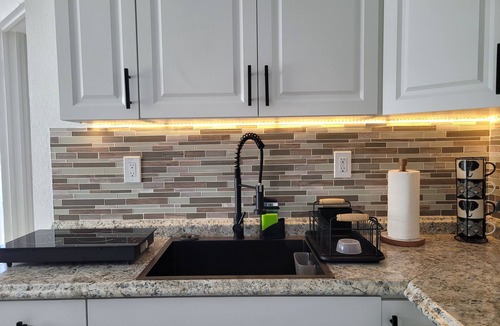 Driftwood Apartment | Lovely 1-bedroom studio with wet bar and AC in vibrant Hollywood