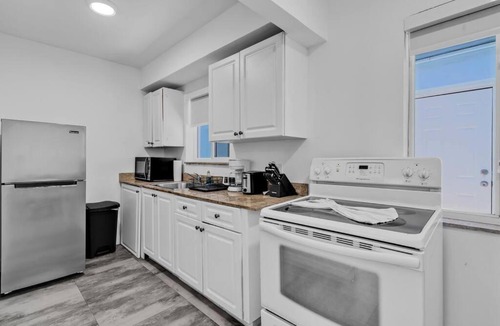 Hollywood South Central Beach Apartment | Lovely 1 Bedroom Walking Distance To Ocean - Suite 9