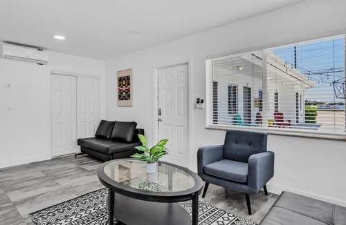 Hollywood South Central Beach Apartment | Lovely 1 Bedroom Walking Distance To Ocean - Suite 9