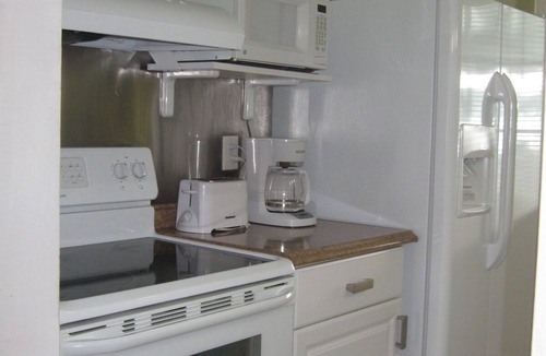 Deerfield Beach Apartment | LOVELY APARTMENT 1 MILE TO BEACH - DEERFIELD BEACH - FREE PARKING